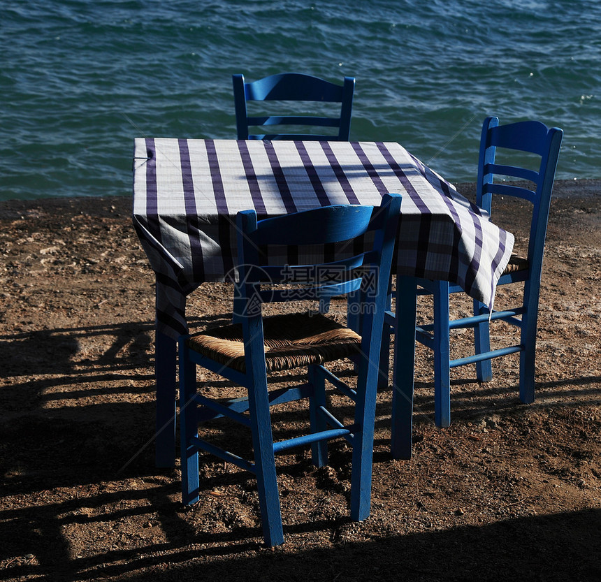 海边的桌椅图片