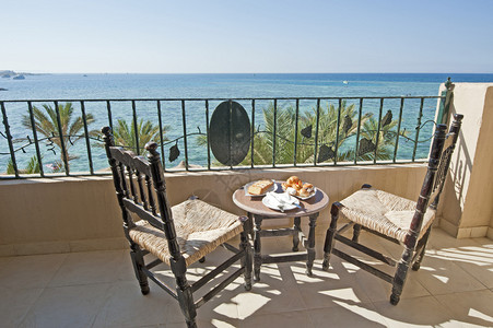 从豪华酒店阳台上的热带海景图片