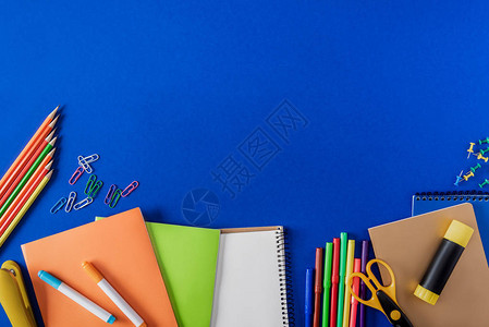 蓝色背景上的空教科书和各种文图片