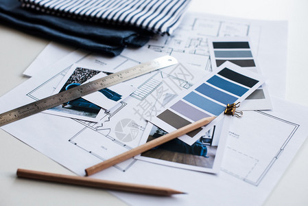 室内设计师工作台房子的建筑平面图调色板家具和蓝色织物样品房屋装图片