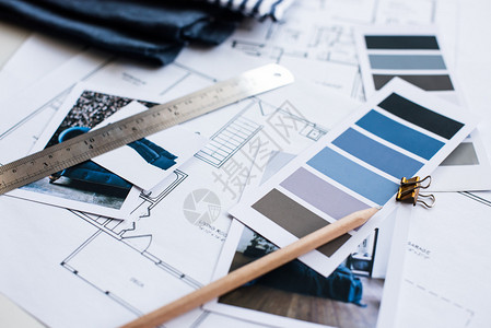 室内设计师工作台房子的建筑平面图调色板家具和蓝色织物样品房屋装图片
