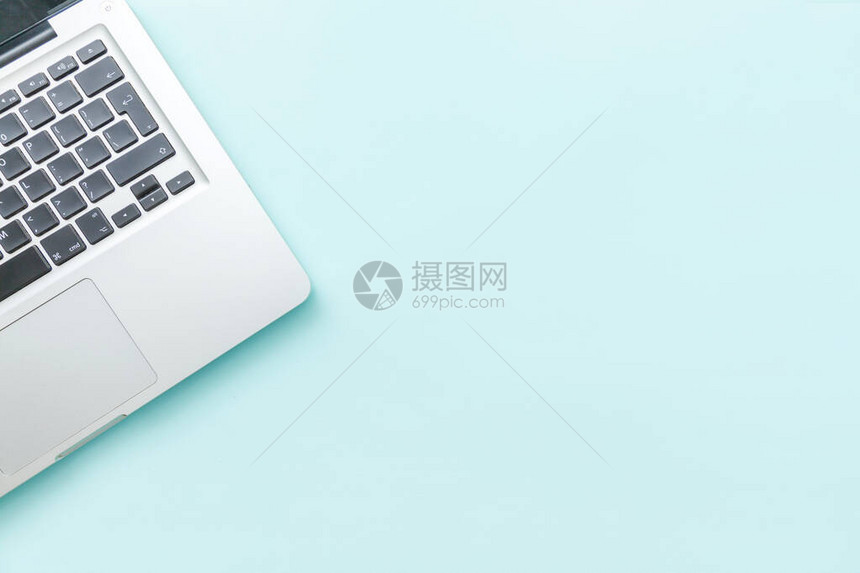 在蓝面纸桌背景上孤立的键盘膝上型计算机现代信息技术和软件进步FreelanceHome程序员或设计师图片