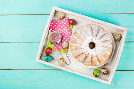 美丽的复活节戒指蛋糕和用糖霜装饰的小复活节纸杯蛋糕图片
