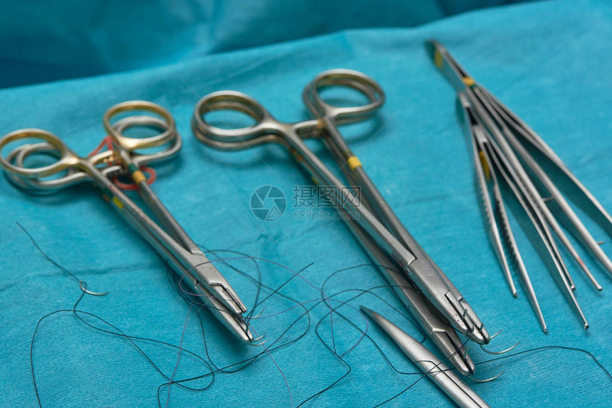 手术台有针和缝合外动力和剪刀图片
