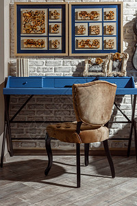 现代旧式内装有蓝色桌椅子图片
