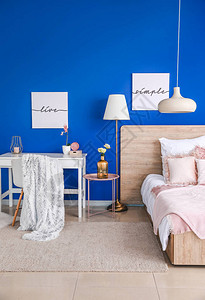 现代卧室内部有蓝色墙壁的图片