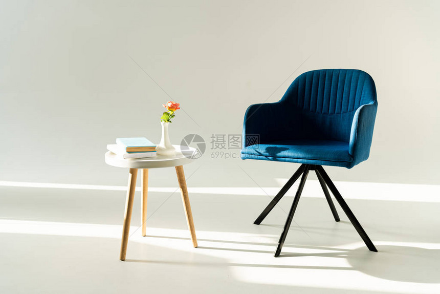 蓝色现代手椅和咖啡桌花瓶和图片