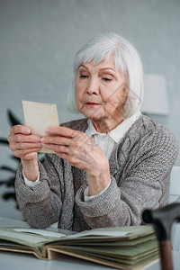 灰色头发女肖像照片来自相片专辑图片