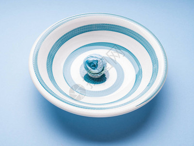 具有催眠螺旋的蓝糊面陶瓷盘简易食品图片