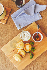 油炸奶酪煎饼配蜂蜜和酸奶油图片