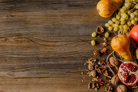具有复制空间的木制桌面上的有机秋季水果和图片