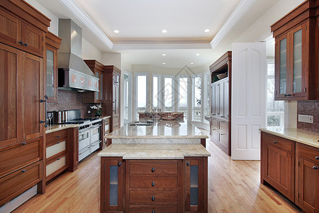 带嵌入式天花板和大理石岛台的厨房图片