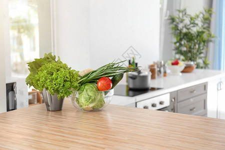 厨房木桌上的新鲜蔬菜图片