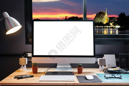 平面设计师的工作区配备了数位板电脑和白色背景图片