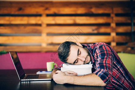 工作上睡觉工作上累得要死书上图片