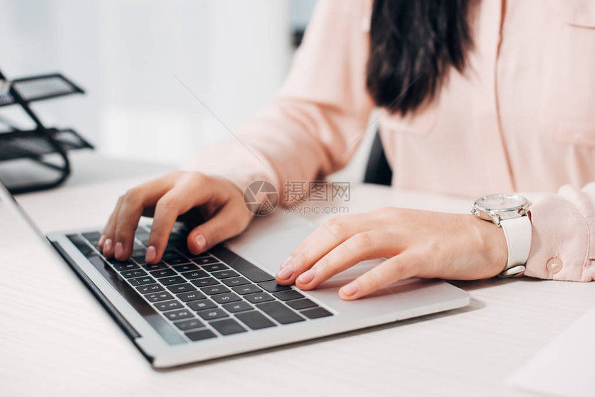 在办公室计算机键盘上打字的女图片