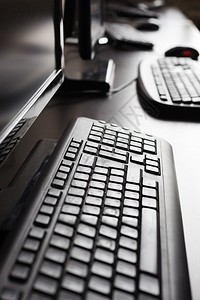 显示器键盘和鼠标表面反射的眩光图片