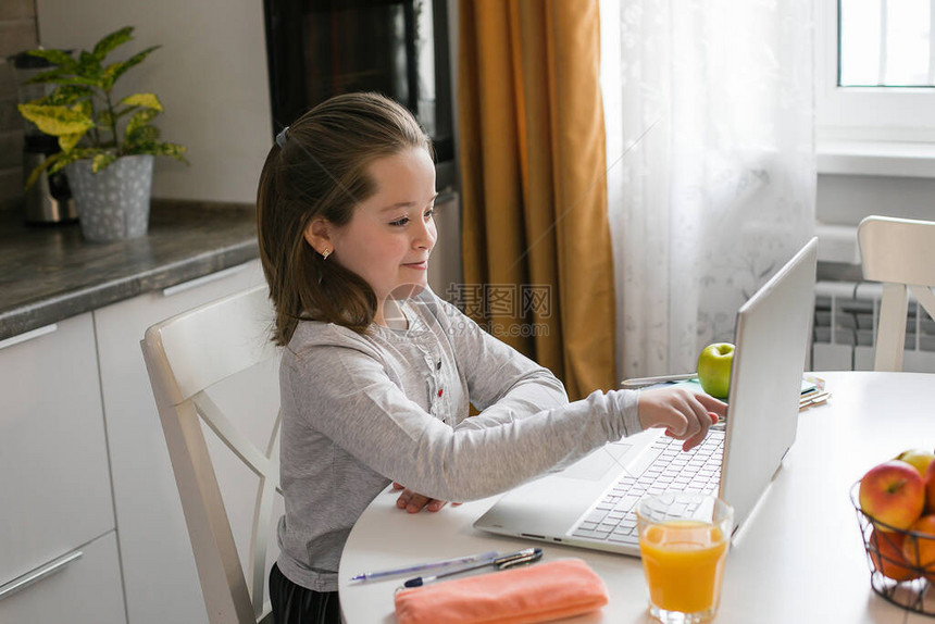 很可爱的女学生在家使用笔记本电脑学习冠状家庭学校在线教育家庭教图片