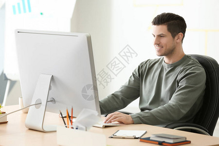 办公室办公桌电脑工作青年男子人图片