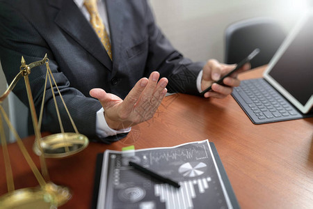 使用智能电话数字平板电脑对接键盘bras比例尺木质桌子的在职律师男图片