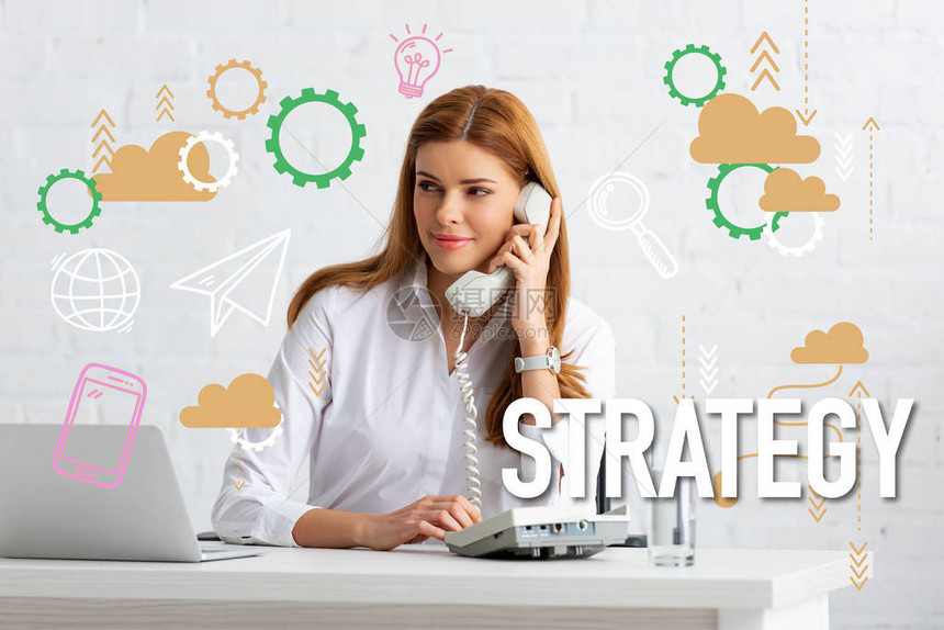 成功的商业妇女通过电话与水杯和笔记本电脑战略插图图片