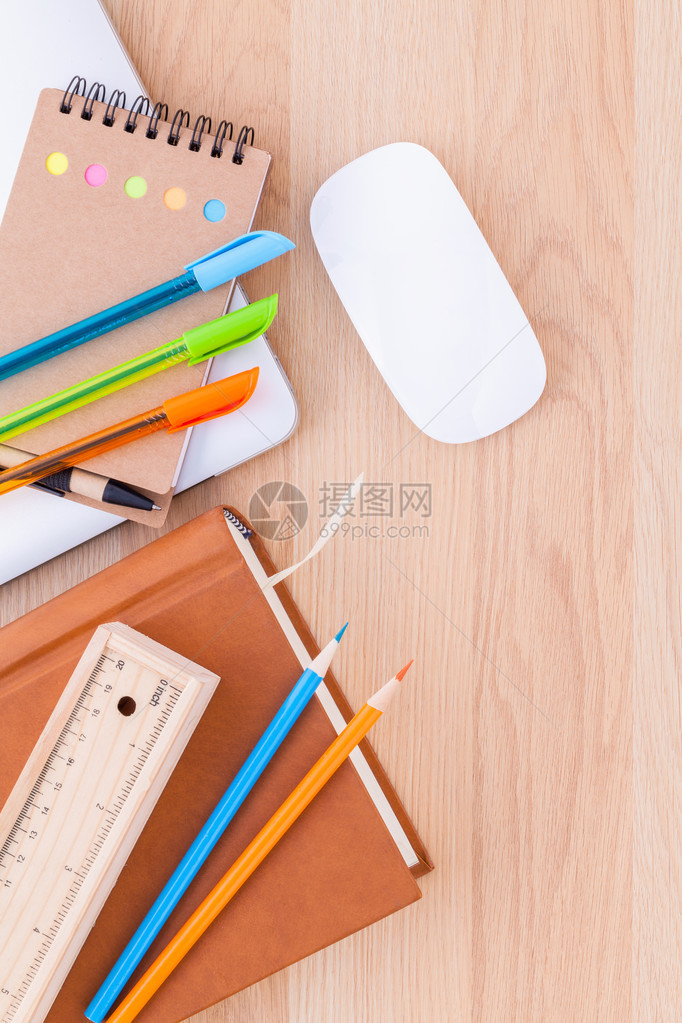 回到学校概念与学校用品膝上型电脑书本笔mouse木制桌图片