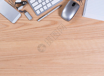 带有计算机键盘鼠标拇指驱动器笔纸剪贴主用除尘器和手机图片