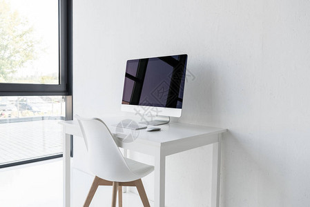 现代时装办公室配备白色家具的计算机和白图片