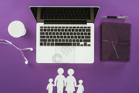 将家庭数字从紫色表面家庭保险概念中剔除出来图片