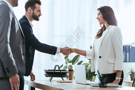 西装革履的顾问和投资者在办公室握手图片