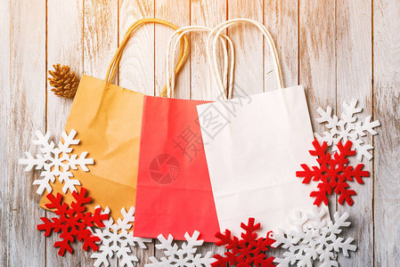 圣诞背景与丰富多彩的纸袋平铺圣诞销图片