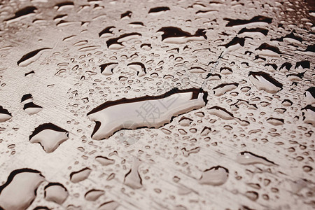 木桌上的雨滴在欧佩市的街图片