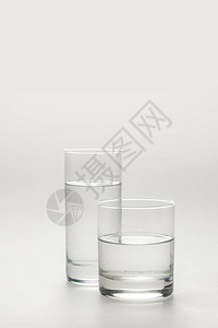 两杯不同的玻璃杯白色上图片