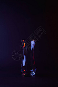 一个在深色表面上反射的玻璃花瓶背景图片