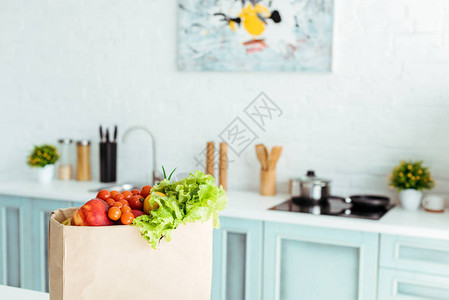 厨房纸袋中鲜新蔬果背景图片