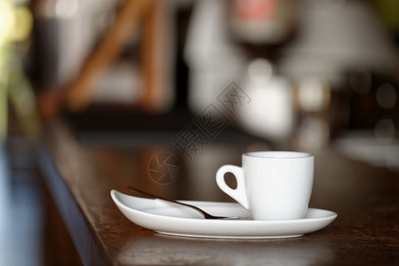 咖啡一杯新鲜的卡布奇诺在木桌上图片