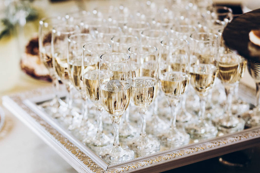豪华婚宴上的时尚香槟杯丰富的庆祝活动宴会上的昂贵餐饮新年和圣诞节庆图片
