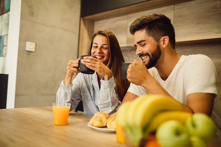 幸福的夫妇在家一起享用早餐图片
