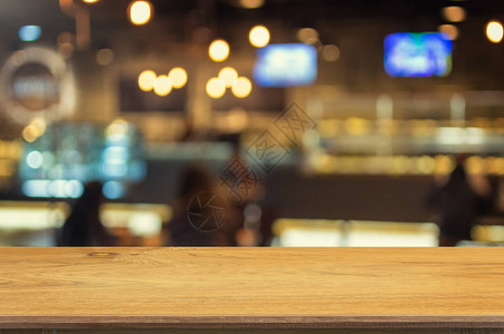空荡的木桌和模糊的咖啡店内部背景图片