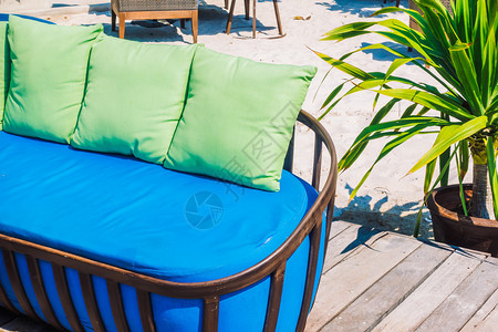 沙发上枕头和沙滩与海边椅子的露天阳台图片