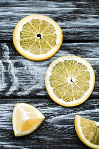 木制桌上新鲜柠檬图片