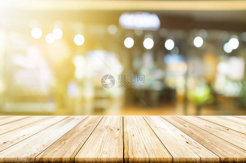 空木质桌顶上有模糊的餐厅或咖啡馆光背景可以图片