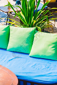 沙发上枕头和沙滩与海边椅子的露天阳台图片