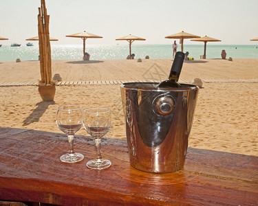 热带海滩酒吧的酒杯图片