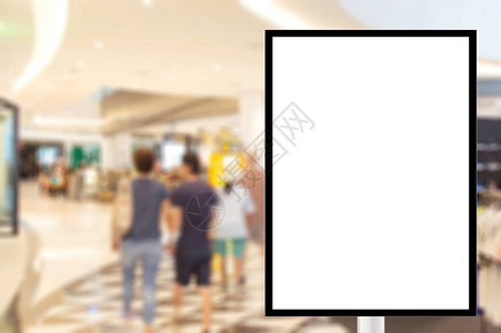 店面广告牌广告海报标志和购物中心模糊的人作为背景图片
