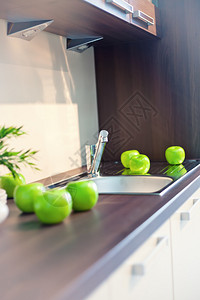 厨房内顶有水果和盘子实地效果图片