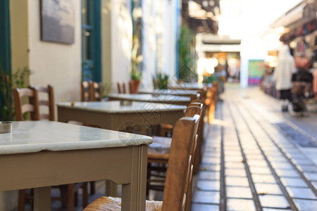 希腊雅典希腊小酒馆一排空桌椅模糊行图片