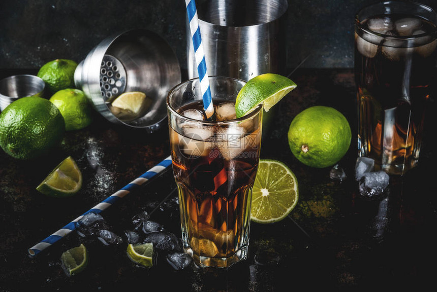 古巴利伯长岛或冰茶鸡尾酒加烈酒可乐石灰和冰两玻璃深图片