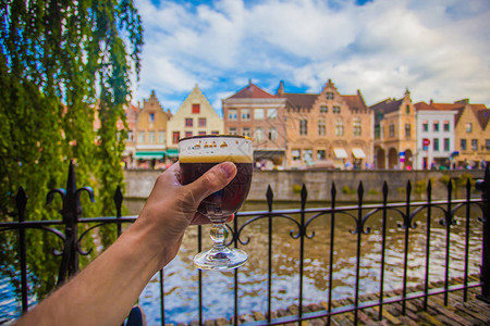 Brugge市风景背的全杯啤酒比利时布图片