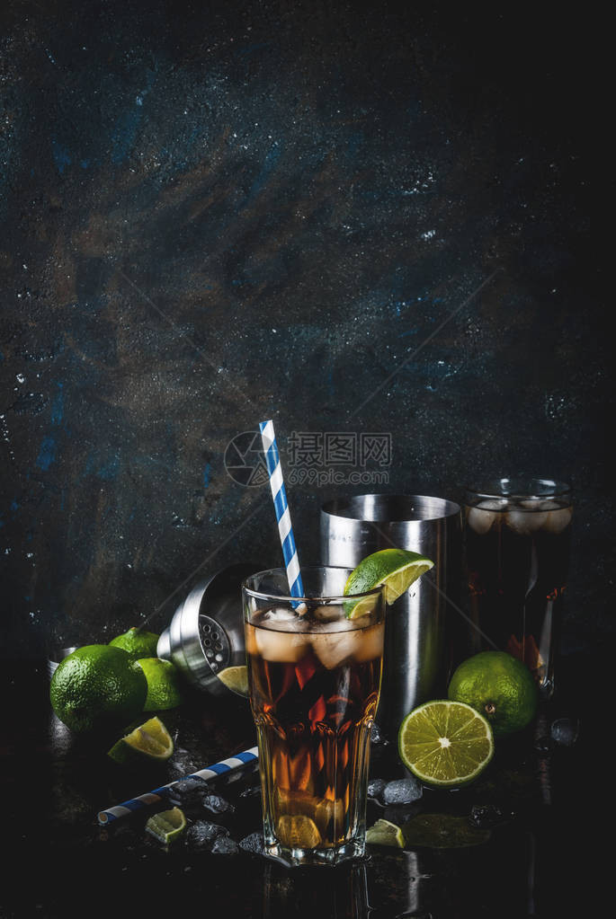 古巴利伯长岛或冰茶鸡尾酒加烈酒可乐石灰和冰两玻璃深图片